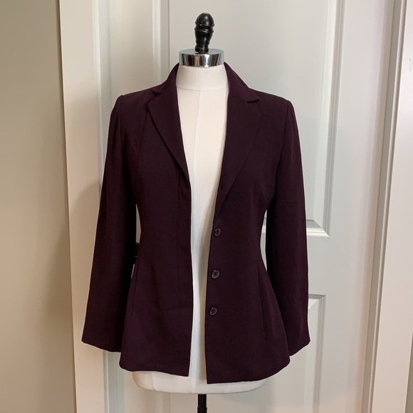 A.Wear women’s three piece suit - Picture 5 of 16